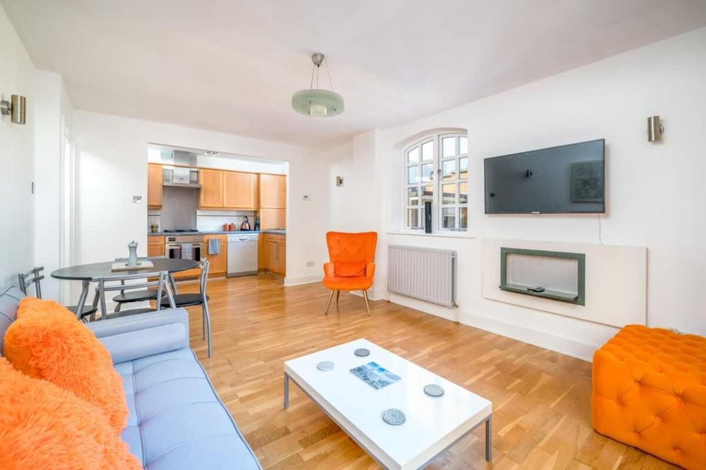 uma sala de estar com um sofá e uma mesa em TruStay Apartments London Bridge em Londres