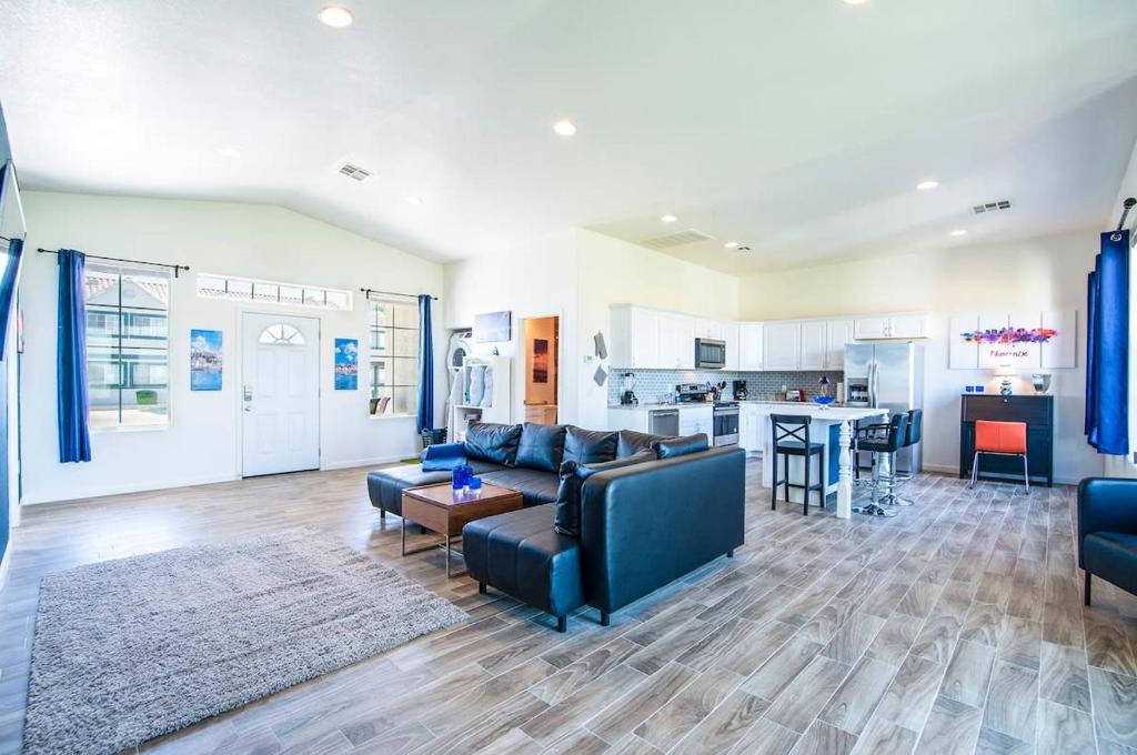 Χώρος καθιστικού στο 2B- Coolidge Arizona modern masterpiece 2 bd #2B