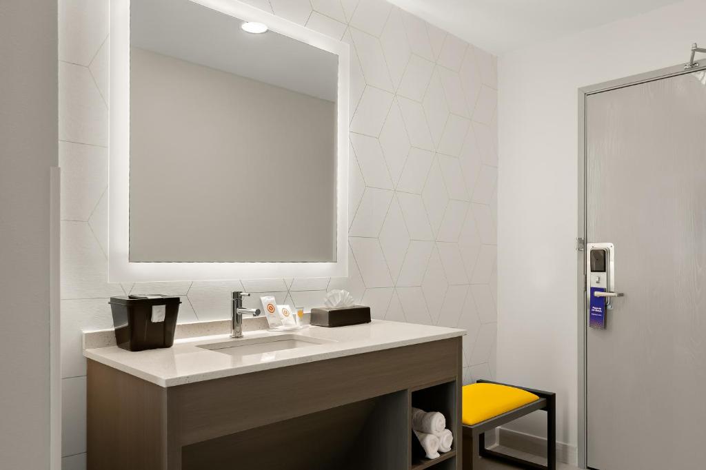 Comfort Inn Conroe - Queen Room - Disability Access/Non Smoking