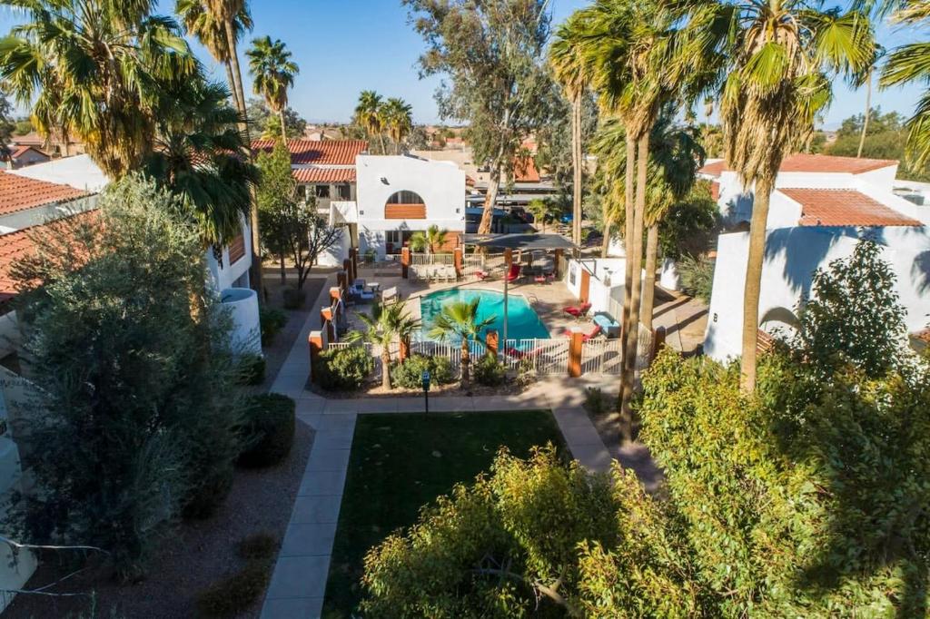 eine Luftansicht auf einen Hinterhof mit einem Pool und Palmen in der Unterkunft 78- Modern Casa Grande Desert Paradise heated pool in Casa Grande