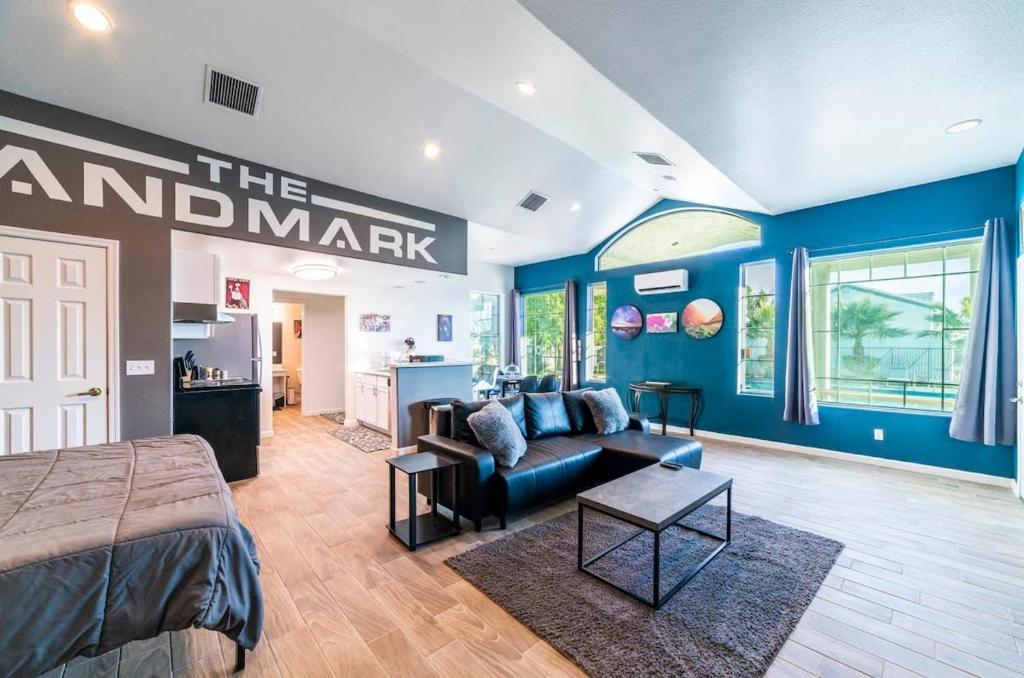 Un lugar para sentarse en Coolidge Modern Studio right next to pool and amenities