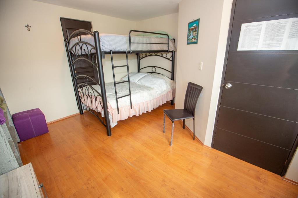 Двуетажно легло или двуетажни легла в стая в Habitación doble matrimonial e individual con baño compartido