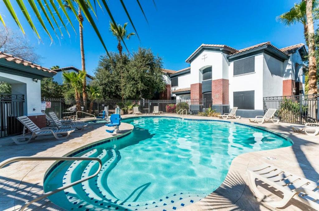 Bazén v ubytování Chandler 1 bedroom apt nebo v jeho okolí