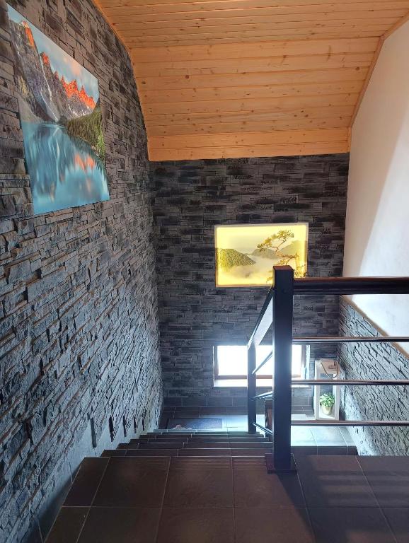 Televízia a/alebo spoločenská miestnosť v ubytovaní Pokoje i apartamenty u Sabiny - DOSTĘP DO JACUZZI TYLKO W WYBRANYCH OPCJACH sprawdź poniżej szczegóły rezerwacji