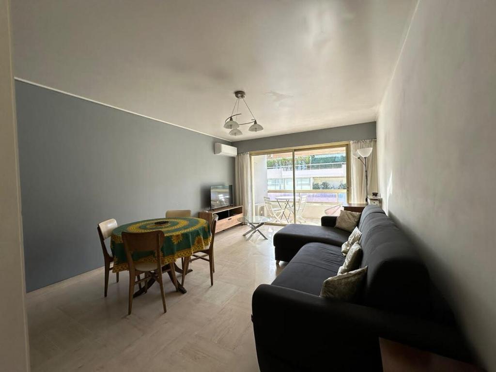 un salon avec un canapé et une table dans l'établissement A017-Charmant 2 pièces à 200M de la Croisette, à Cannes