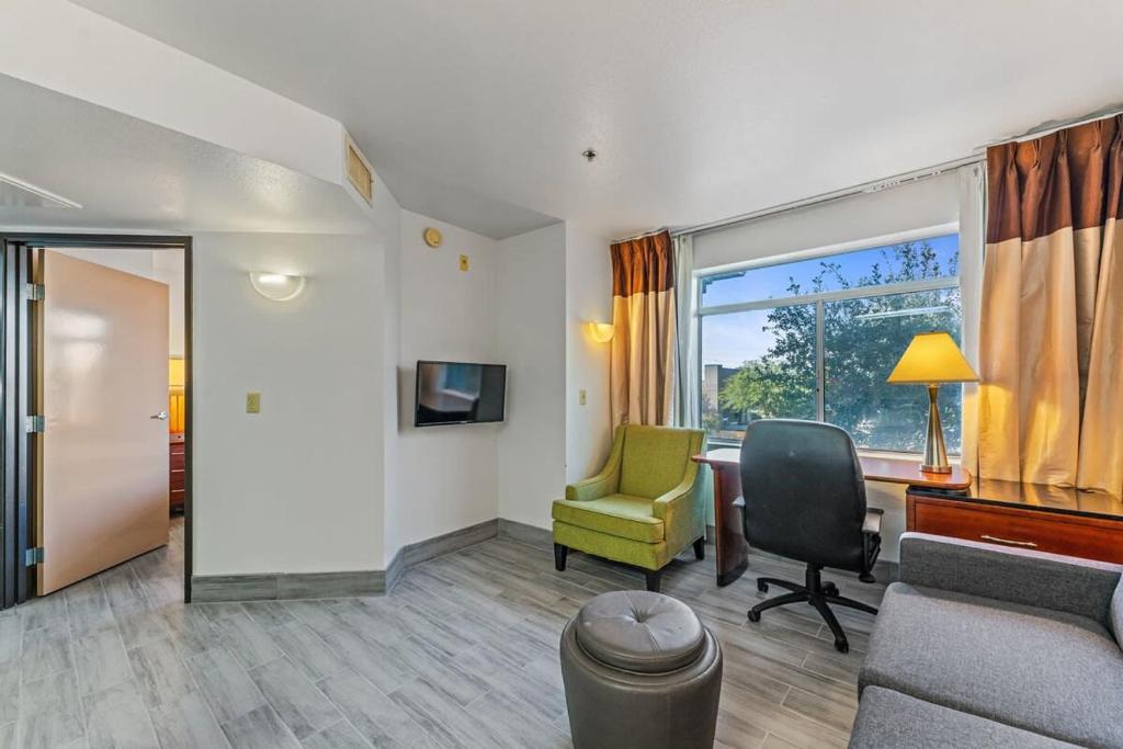 TV a/nebo společenská místnost v ubytování Chandler Promo 1bd 1ba