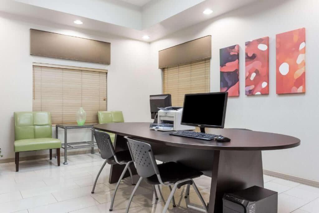 TV a/nebo společenská místnost v ubytování Chandler Promo 1bd 1ba