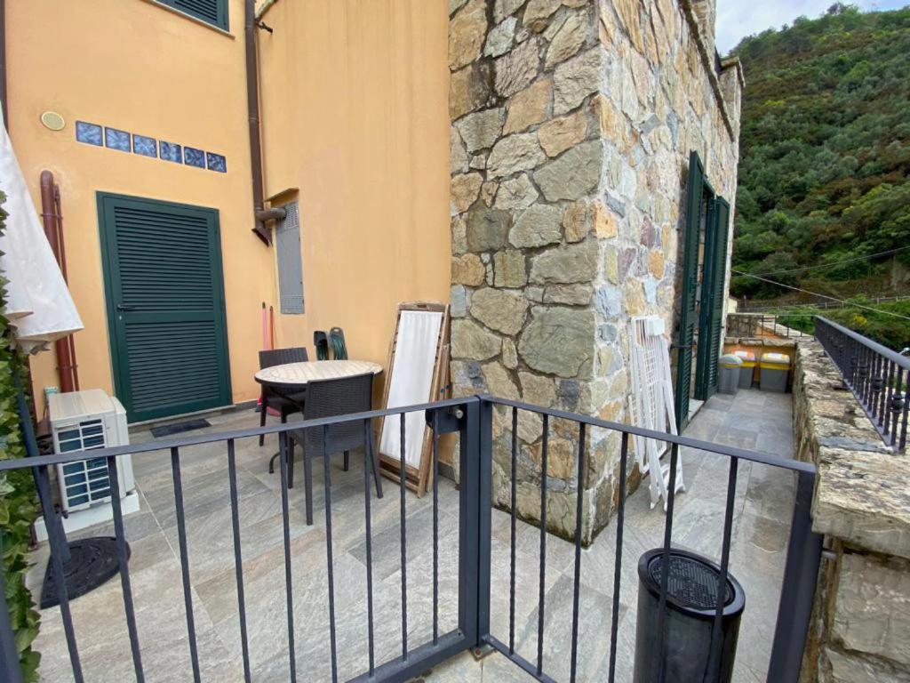 un balcón de una casa con una pared de piedra en Estate Riomaggiore, en Riomaggiore