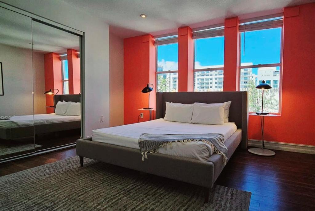 Postel nebo postele na pokoji v ubytování The Lofts on Clematis 302 Downtown West Palm Beach