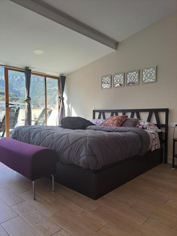 Säng eller sängar i ett rum på Alojamiento en Montserrat- Montserrat Paradise Apartament