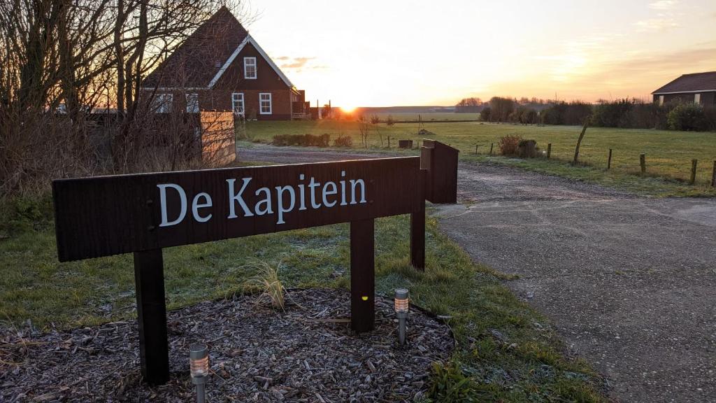 a sign that says de kappilli in front of a house at Caravan Zee by BnB de Kapitein in 't Horntje