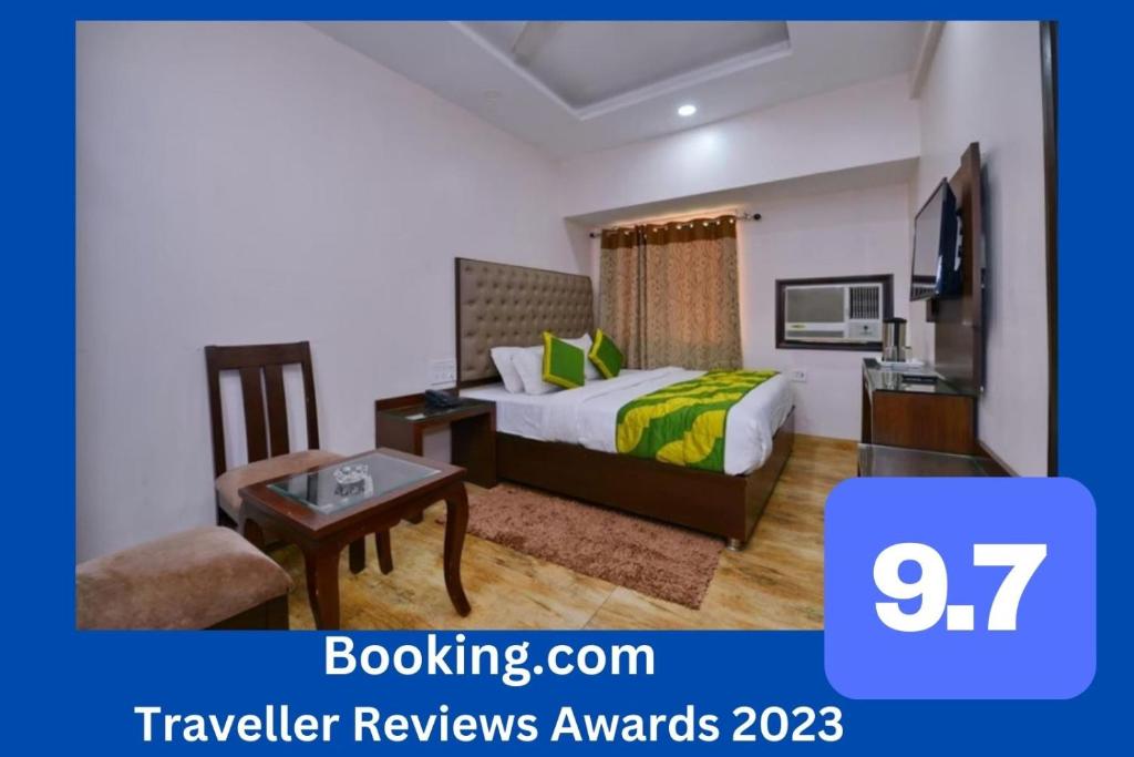 una camera d'albergo con letto e tavolo di Hotel Kabeer By A1Rooms a Nuova Delhi