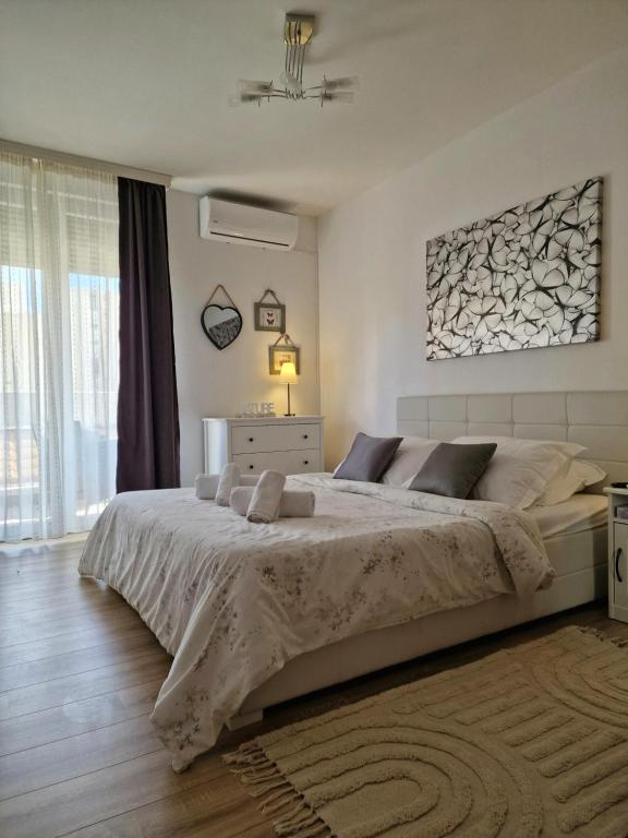 Postel nebo postele na pokoji v ubytování Luxury Apartment Nuneni