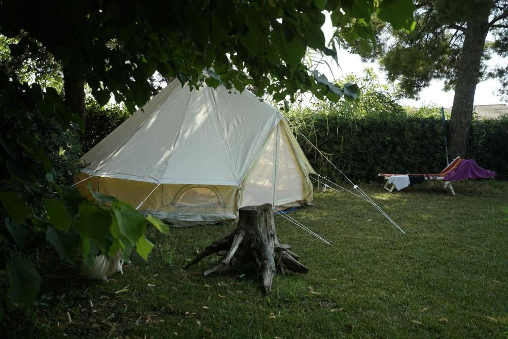 a tent is set up under a tree at Rifugio tra gli alberi in Atri