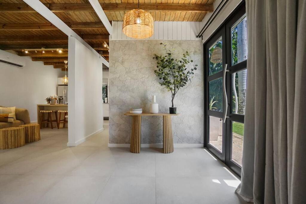 Posezení v ubytování VILLA COSTERA - Pool Beach Full AC Restaurants Route Garden Generator