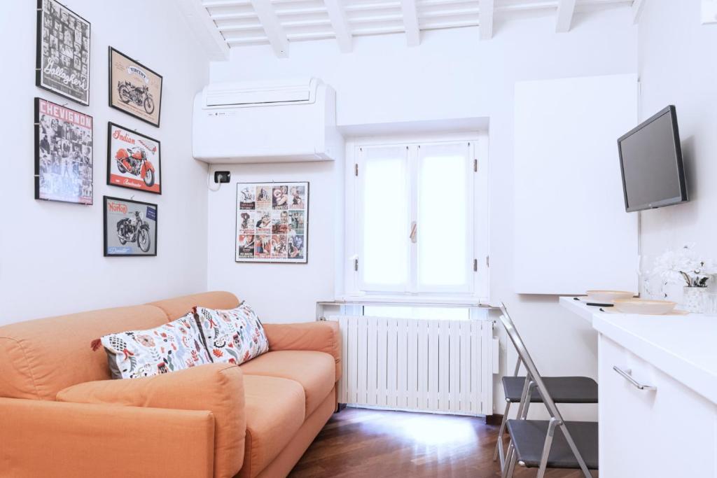 a living room with a couch and a tv at Easylife - Delizioso Monolocale in Brera/Duomo in Milan