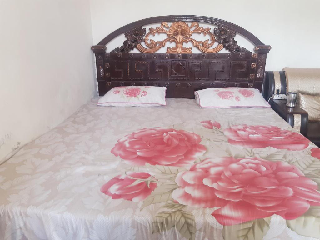 Tempat tidur dalam kamar di Taxila cantt near G.t Road