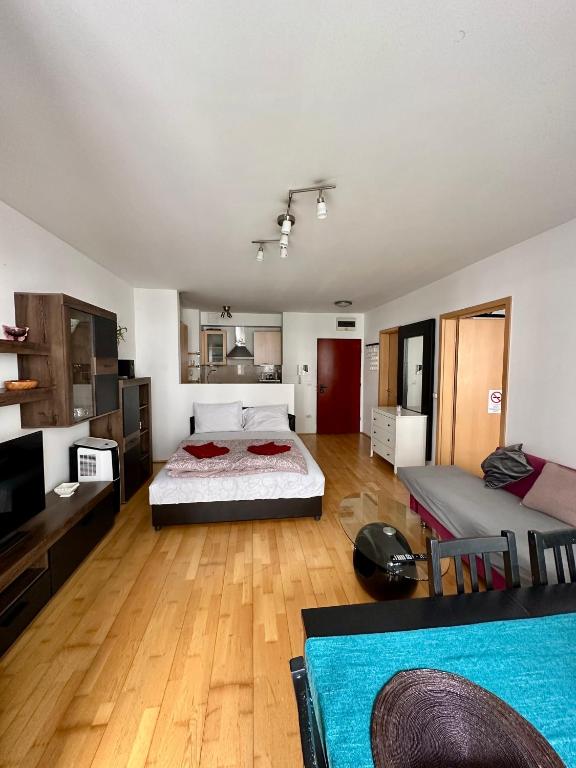ブダペストにあるCity center apartment with balconyのベッドとソファ付きの広い客室です。