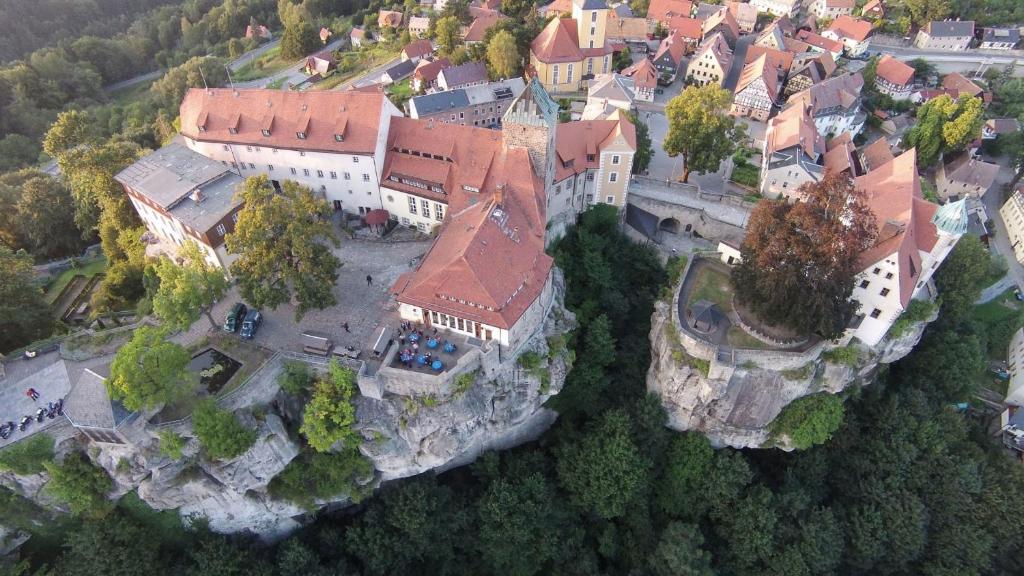 eine Luftansicht eines Schlosses auf einem Hügel in der Unterkunft Burg Hohnstein in Hohnstein