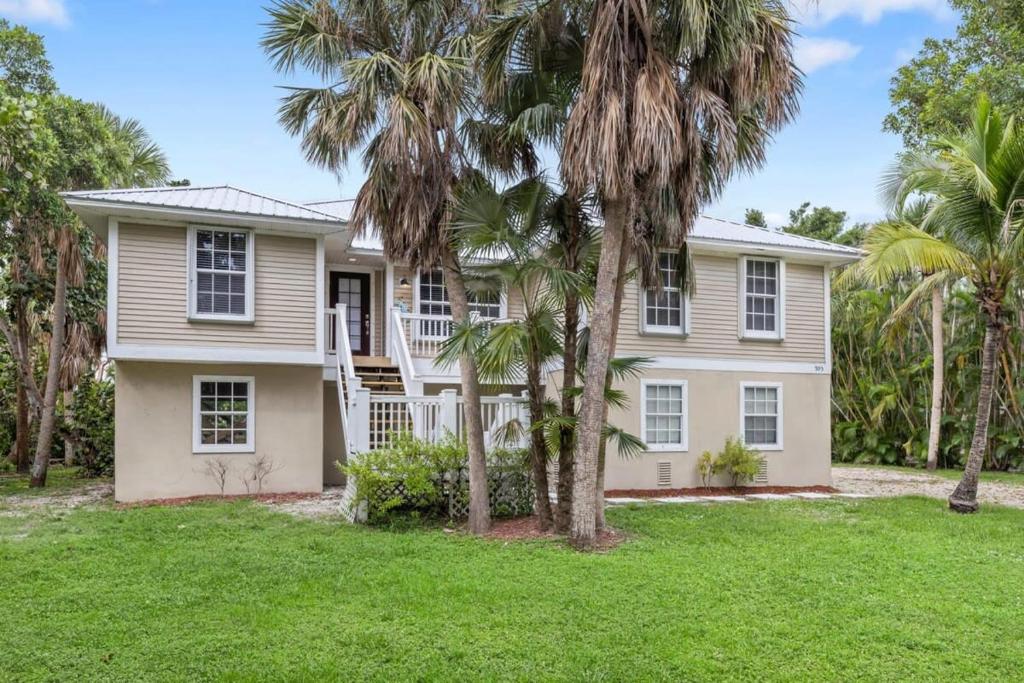 Κήπος έξω από το Palm Paradise- Charming Island Bungalow in Downtown Sanibel