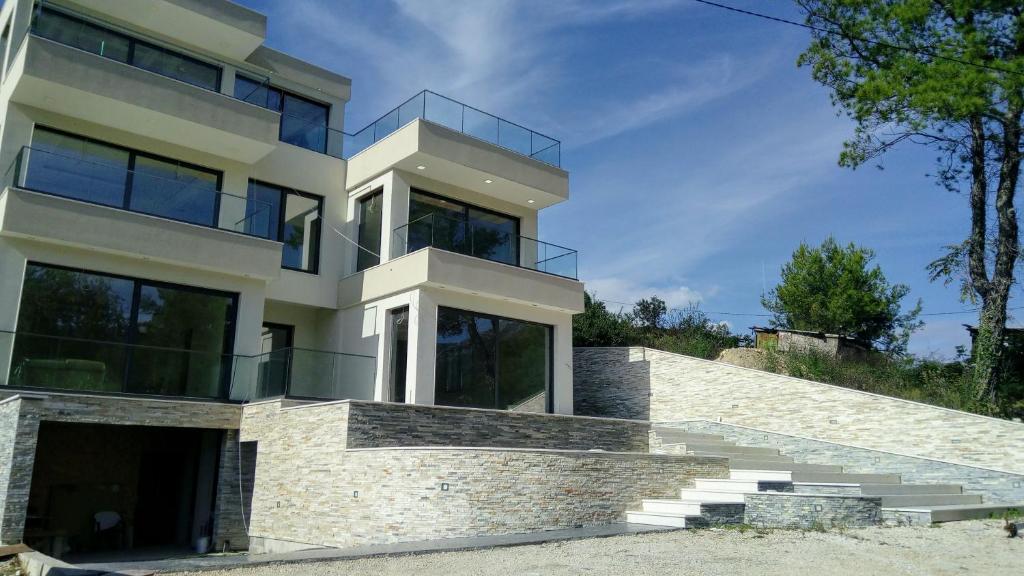 Casa blanca con escalera y cristal en Delux studio Jovana, en Tivat