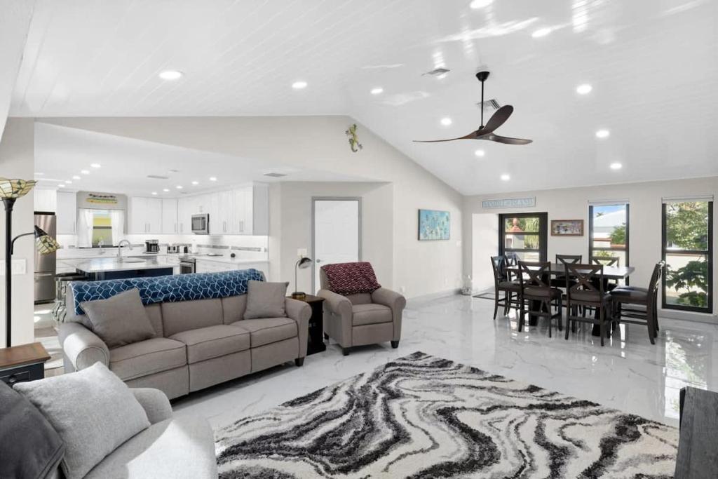 Ruang duduk di Villa Albatross- Gorgeous Ground Level Pool Home in the Dunes