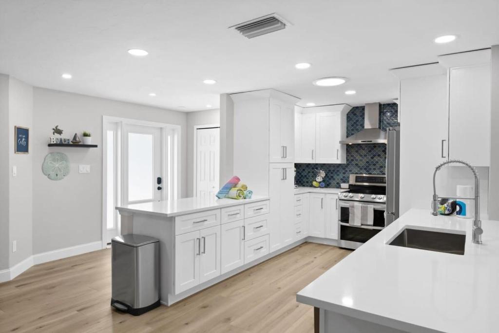 Η κουζίνα ή μικρή κουζίνα στο Newly Renovated Ground Level Home on Sanibel River