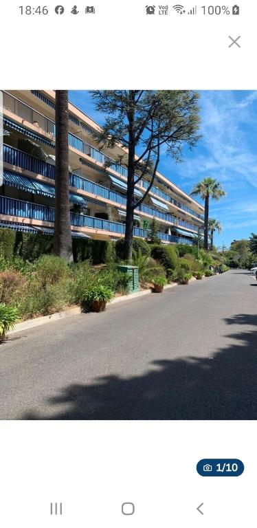 une photo d'un grand bâtiment avec des arbres et une rue dans l'établissement ANTIBES appartement 2 chambres, à Antibes