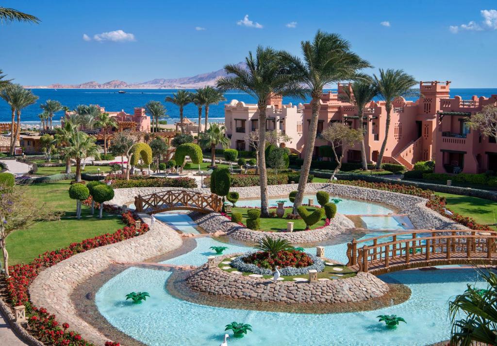 Blick auf ein Resort mit Palmen und Wasser in der Unterkunft Charmillion Sea Life Resort in Sharm El Sheikh