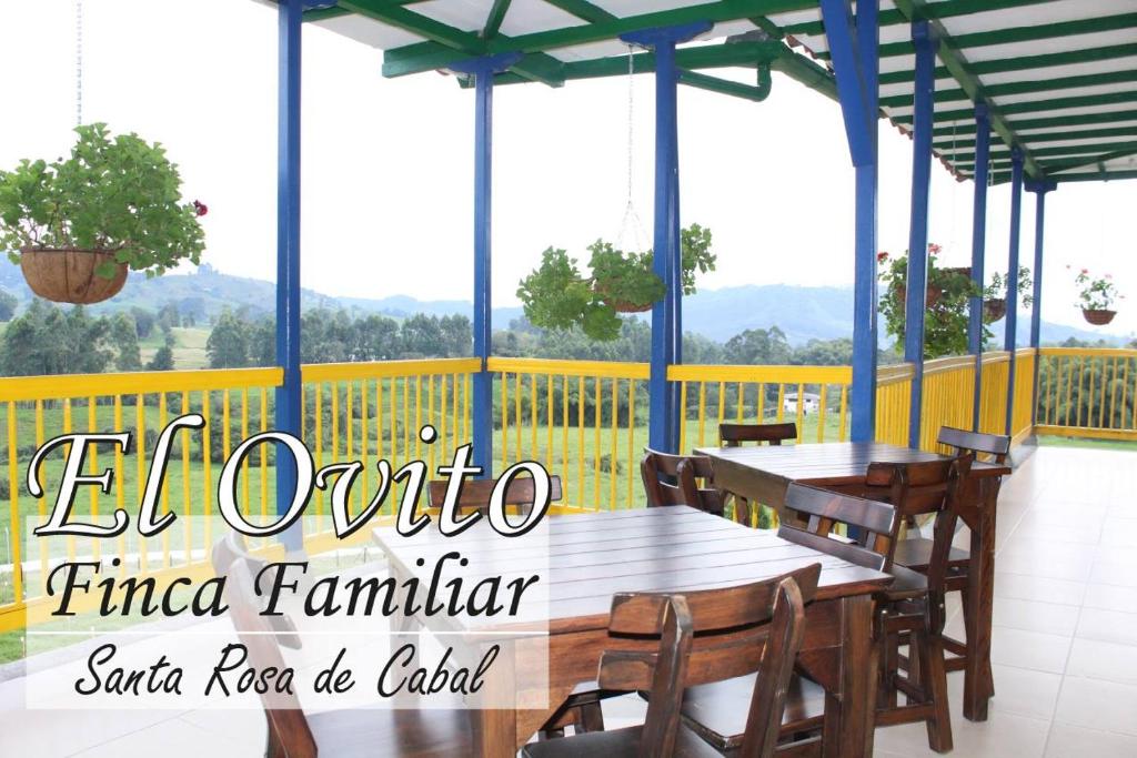 聖羅莎德卡瓦爾的住宿－Finca El Ovito，一间带桌椅和黄色围栏的餐厅