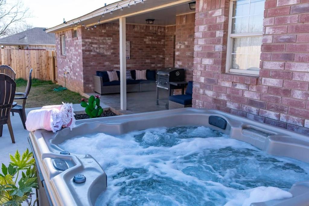 Henrietta Haus pet friendly and private hot tub, Fredericksburg