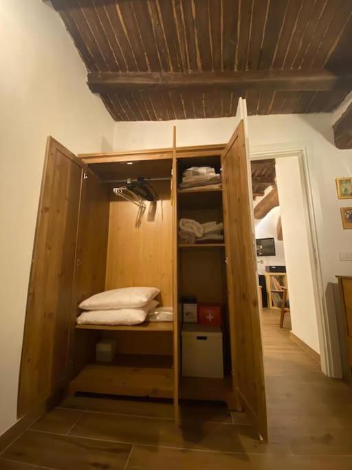 Palanda nebo palandy na pokoji v ubytování Una pausa dalla città