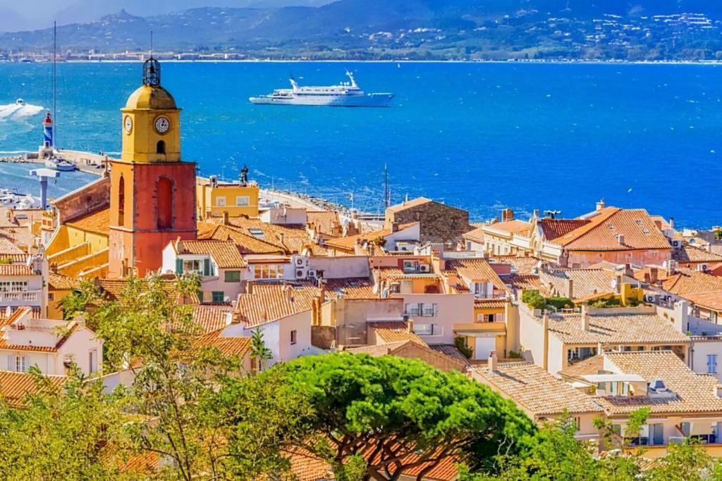 une vue sur une ville avec un bateau de croisière dans l'eau dans l'établissement Beautiful studio in the heart of Saint-Tropez, à Saint-Tropez