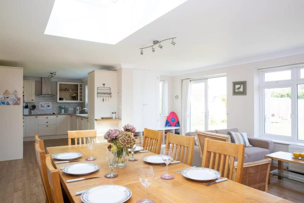 a kitchen and dining room with a table and chairs at Seaside detached 4bd home nr shops Parking Garden in West Wittering