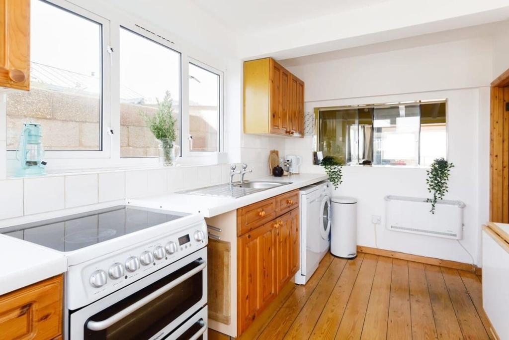 Sunny seafront chalet - sleeps 6 - Bungalow