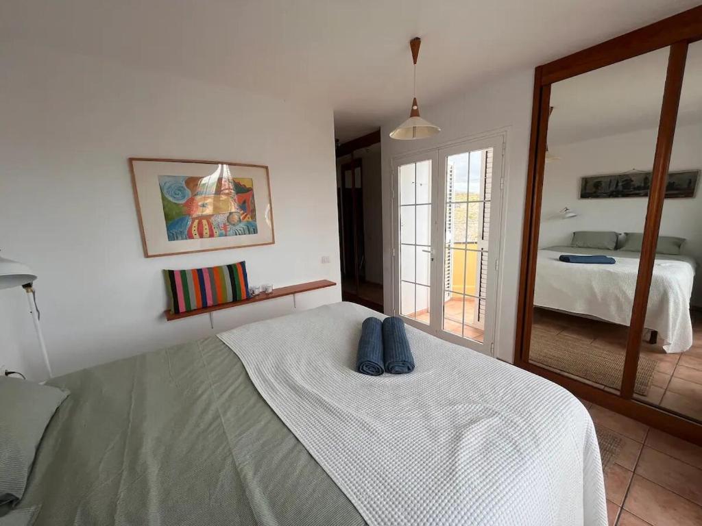 埃爾梅達諾的住宿－Integral Coliving Surf Yoga House，一间卧室配有一张带2条蓝色毛巾的床