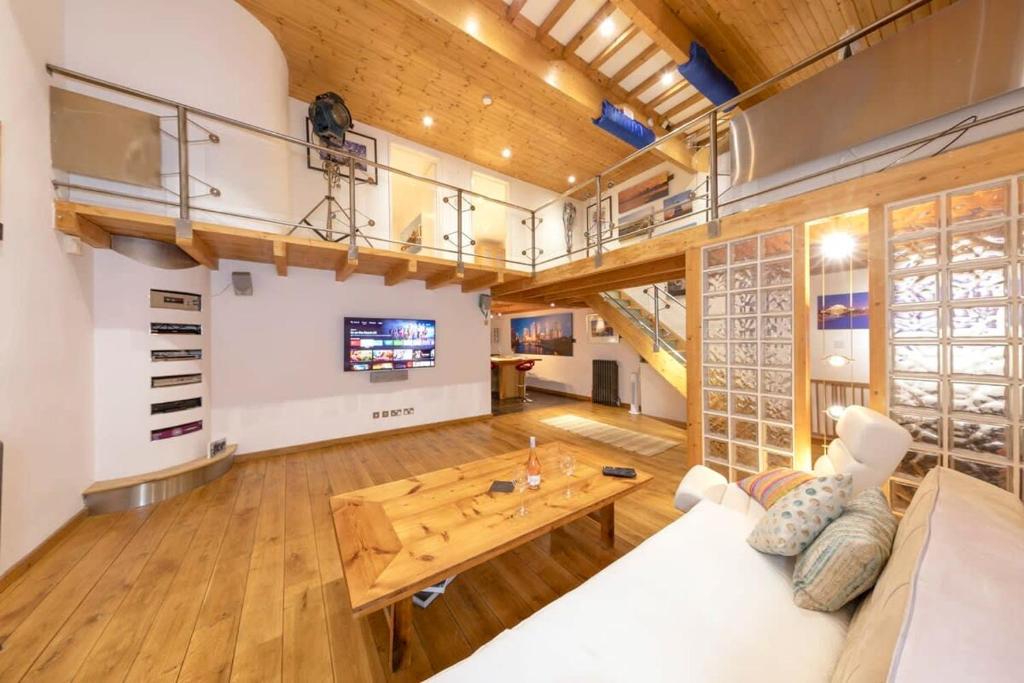 Stylist Split Level 2 Bed with Parking في Hambrook: غرفة معيشة مع أريكة وطاولة