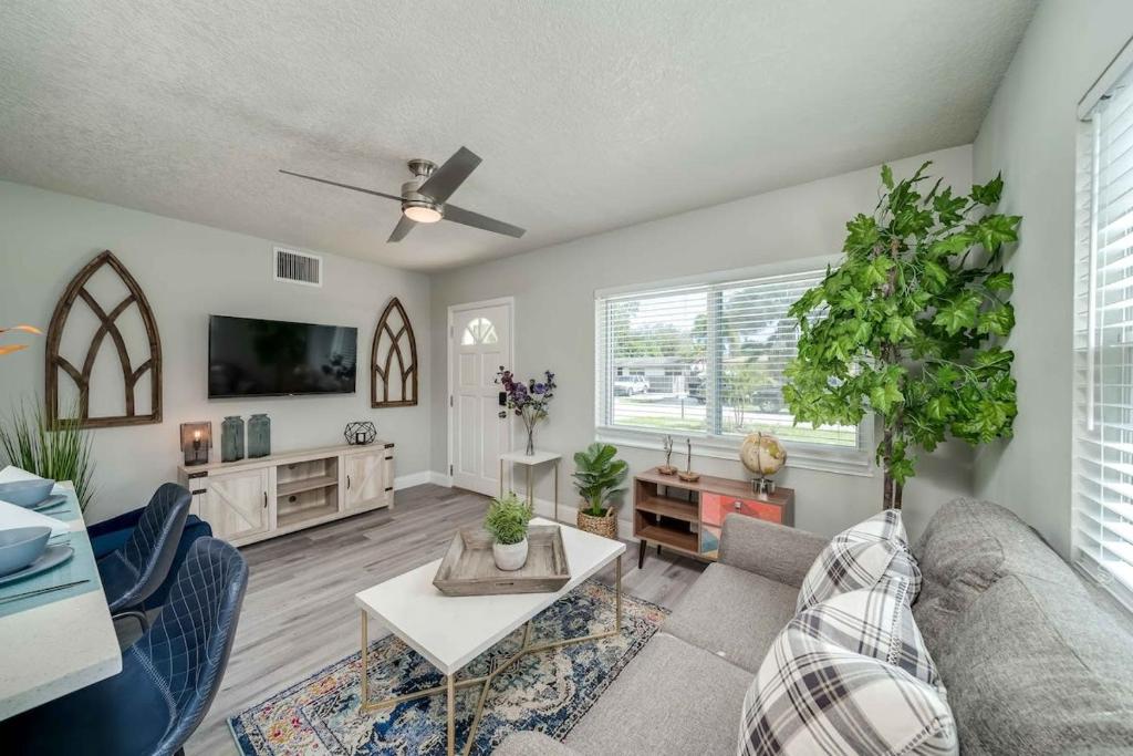 ein Wohnzimmer mit einem Sofa und einem Tisch in der Unterkunft Chic Home Near Airport Port Everglades & Casino in Fort Lauderdale