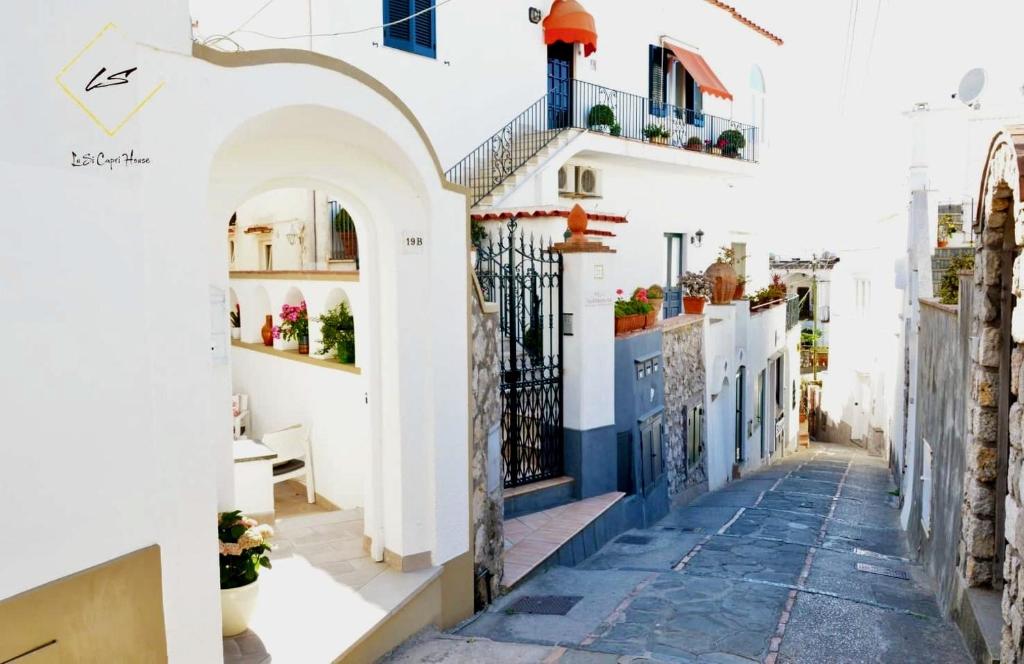 una via a positano con edifici bianchi di LuSi Capri House a Capri