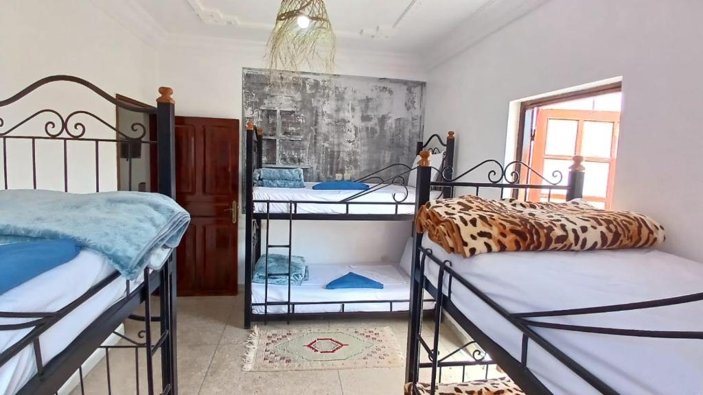 una camera con 2 letti a castello e una finestra di WARZAZAT Hostel a Ouarzazate