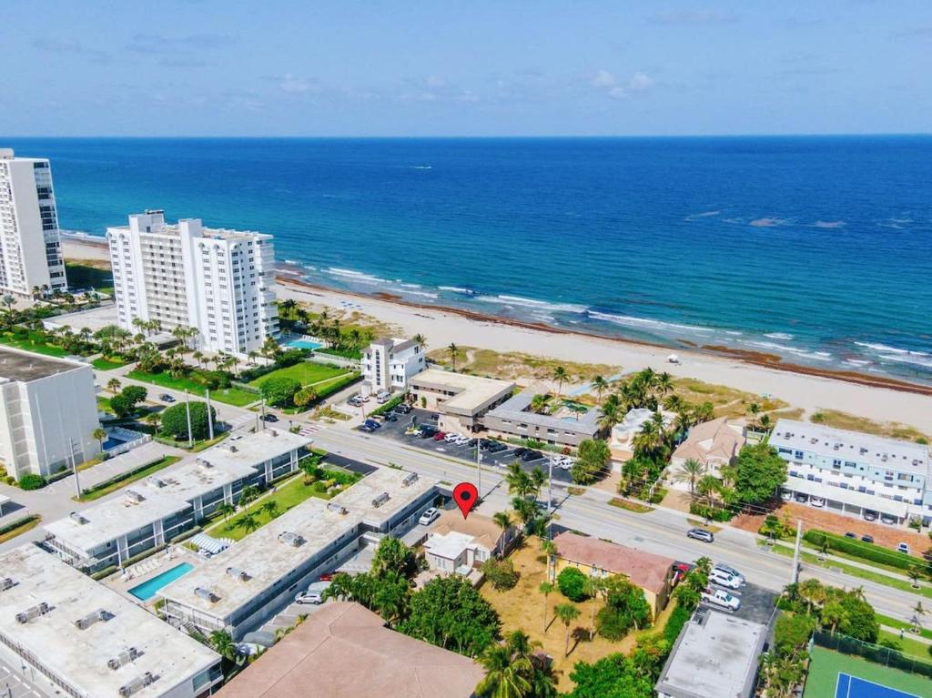 - une vue aérienne sur une plage avec des bâtiments et l'océan dans l'établissement Seaside Retreat Steps from Ocean And Restaurants, à Deerfield Beach