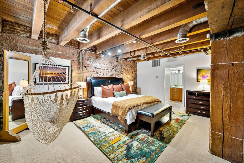 丹佛的住宿－NEW Downtown Denver City Loft-Great Walkability，卧室配有秋千床和吊床。