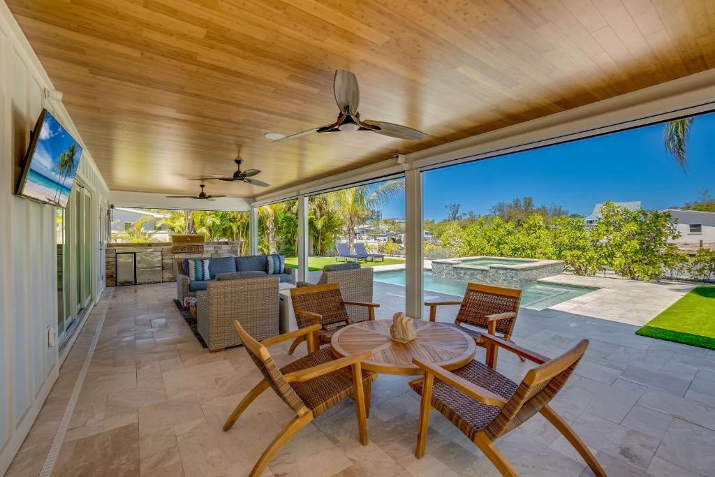 Fotografie z fotogalerie ubytování Come Sail A Bay, canal front with dock, 3 beds and 3 baths, single level v destinaci Holmes Beach