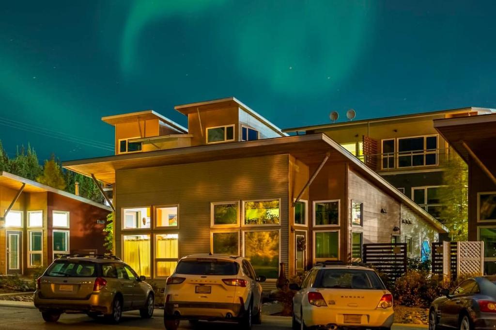 een groep auto's geparkeerd voor een huis bij NN - The Kit - Downtown 1-bed 1-bath in Whitehorse