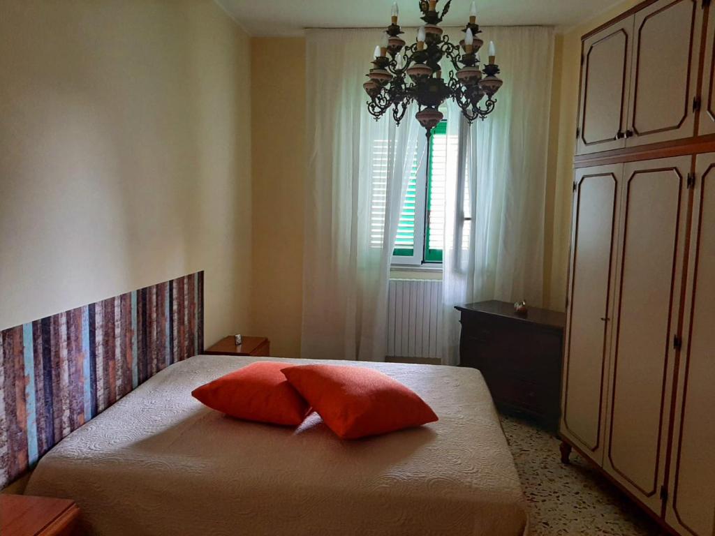 a bedroom with a bed with two red pillows on it at La maison di Anna in Terlizzi