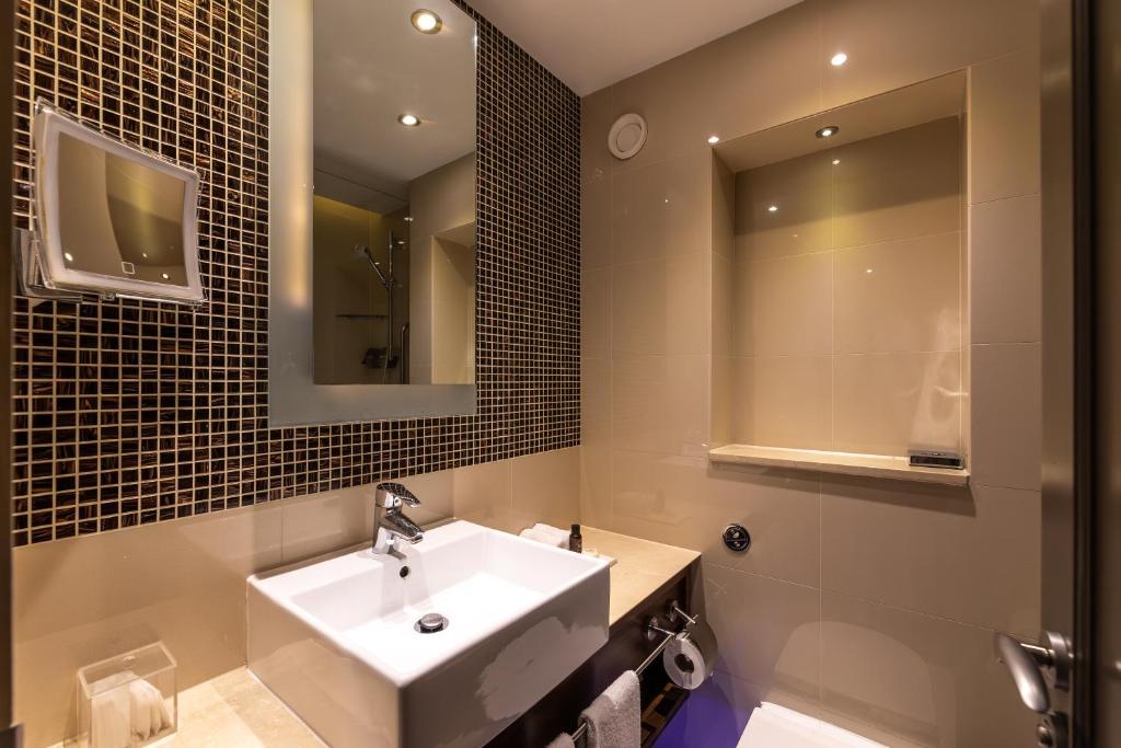 100 Queen’s Gate Hotel London, Curio Collection by Hilton - Townhouse Studio With One Queen Bed