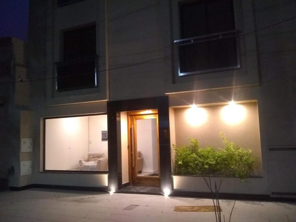 ein Gebäude mit einer Tür mit Lichtern daran in der Unterkunft Departamento equipado para 2 personas in Santiago del Estero