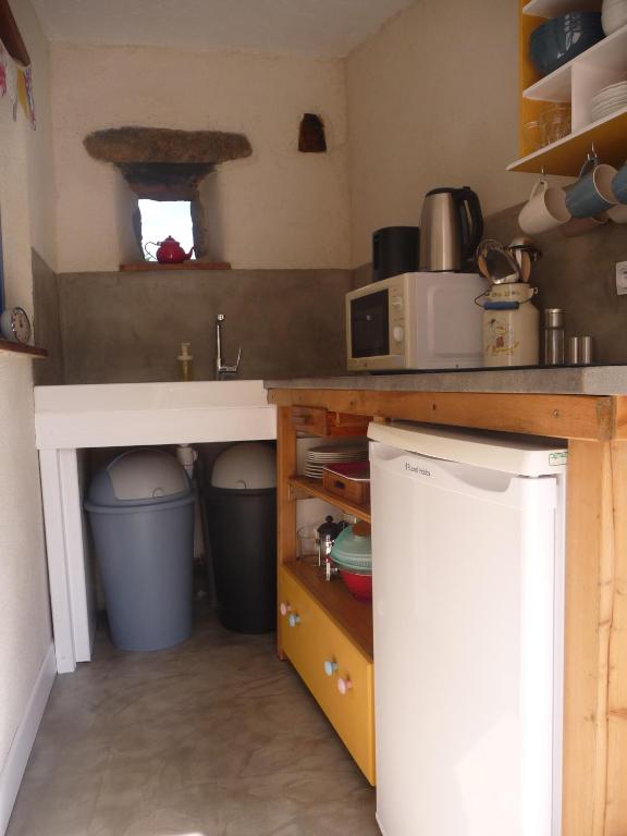 Kuchyň nebo kuchyňský kout v ubytování Chambre d'hôtes Suite 53m2 ou Caravane vintage avec cuisine et salle de bains privées, B&B 53m2 Suite or Vintage caravan with private kitchen and bathroom