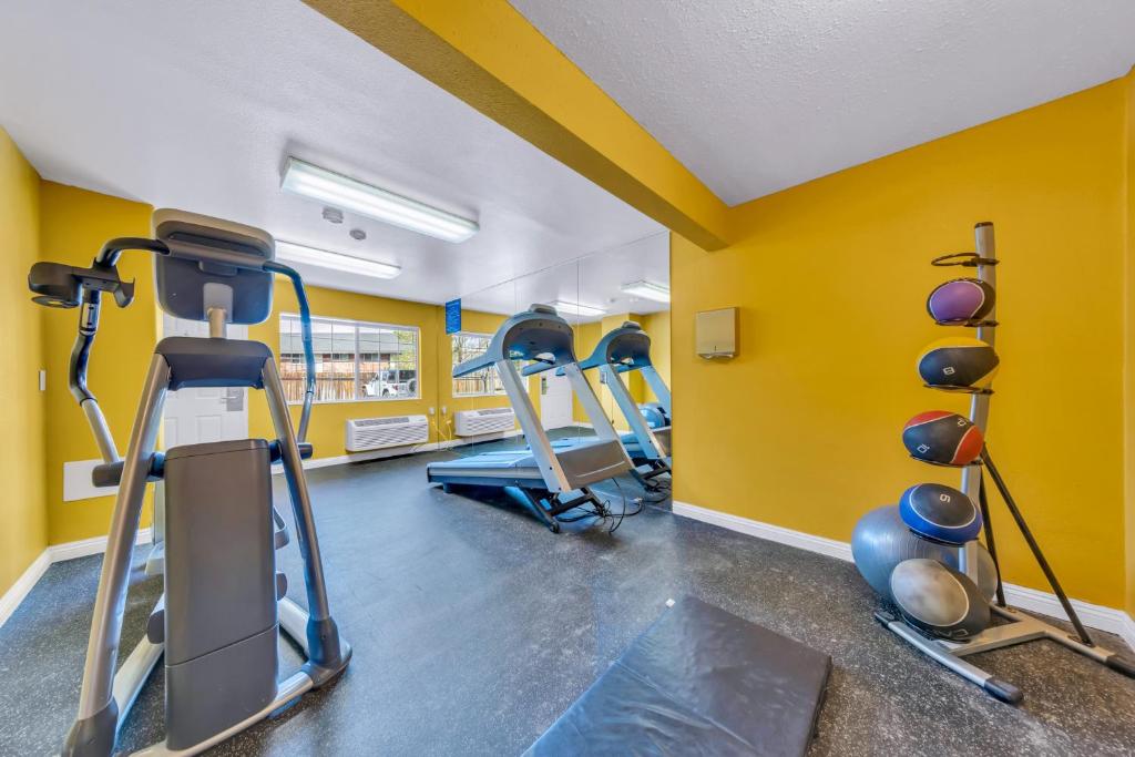 Fitness centrum a/nebo fitness zařízení v ubytování Days Inn by Wyndham Carson City