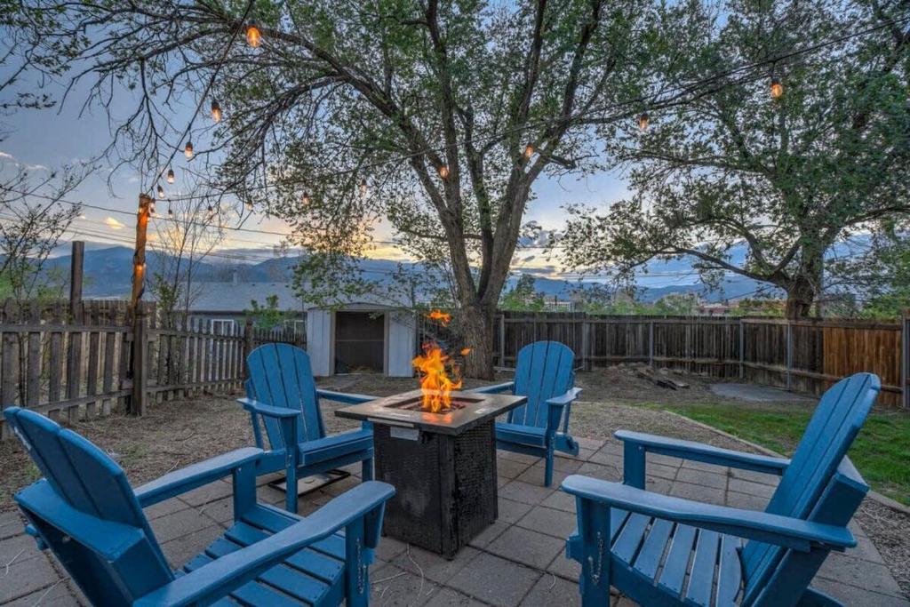 eine Gruppe blauer Stühle, die um eine Feuerstelle herum sitzen in der Unterkunft 3BR MTN Views Downtown Next to Lake Parks & More in Colorado Springs